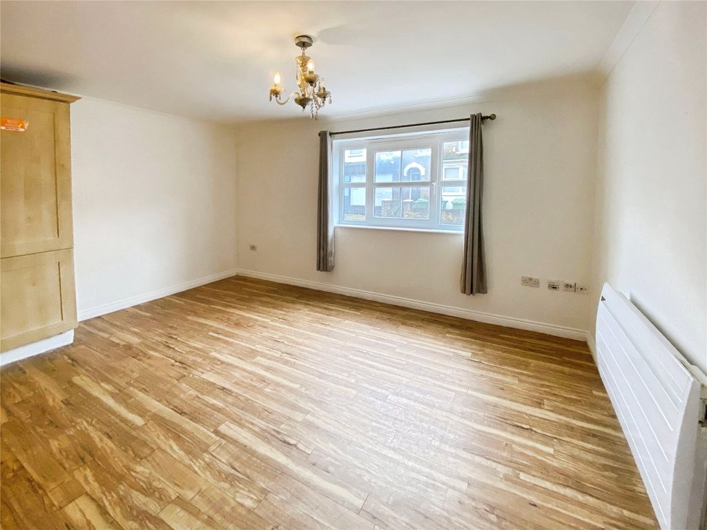 Property photo 2 of 8 Picture No. 11