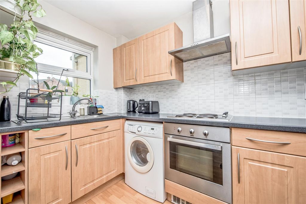 Property photo 3 of 19 Fitted Kitchen: