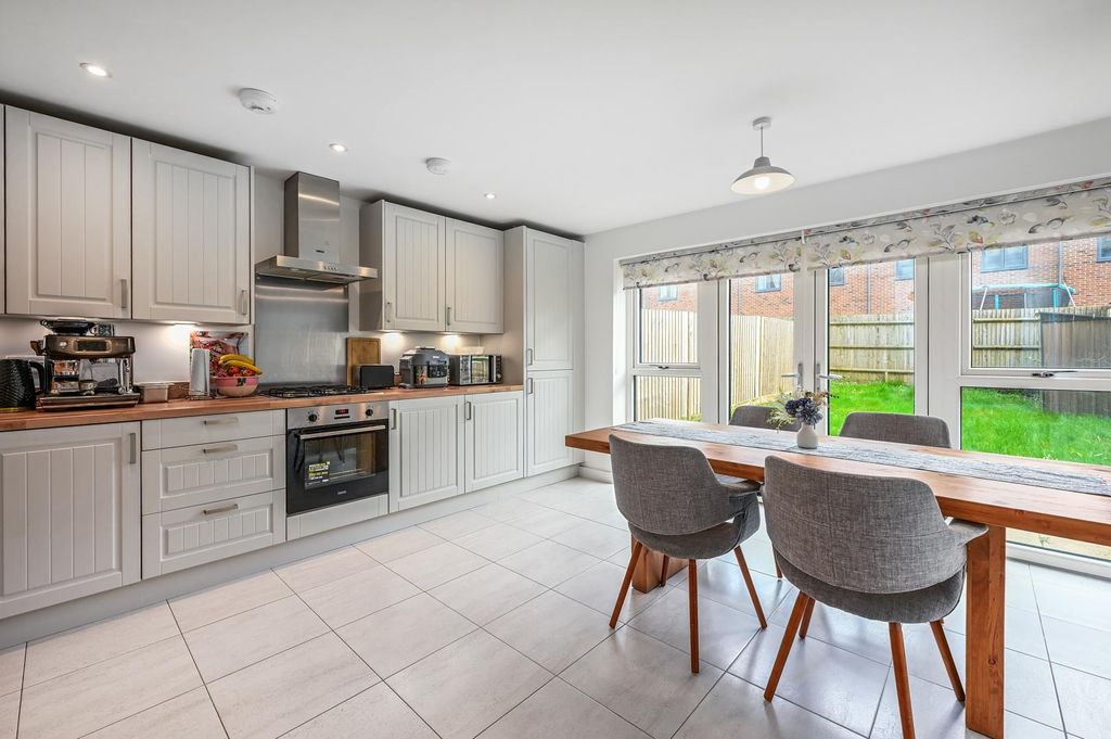 Property photo 3 of 19 Oakenshaw Reach