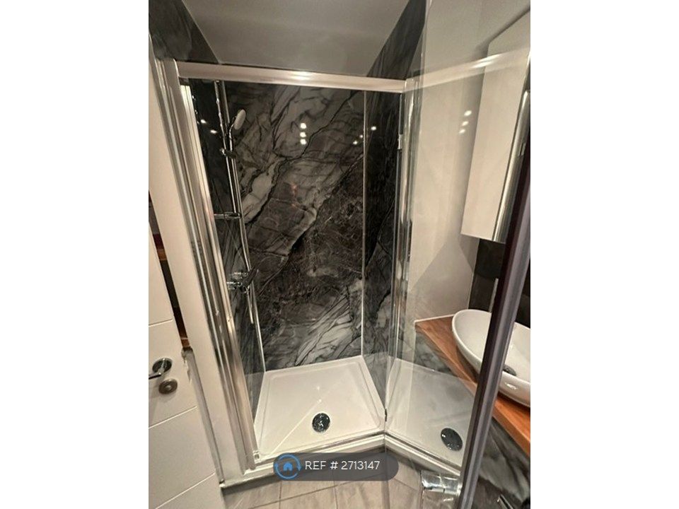 Property photo 3 of 9 Bathroom