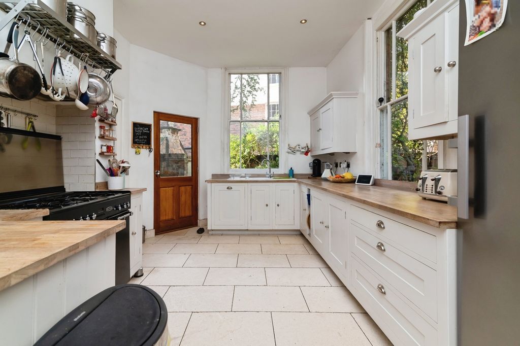 Property photo 2 of 17 Photo