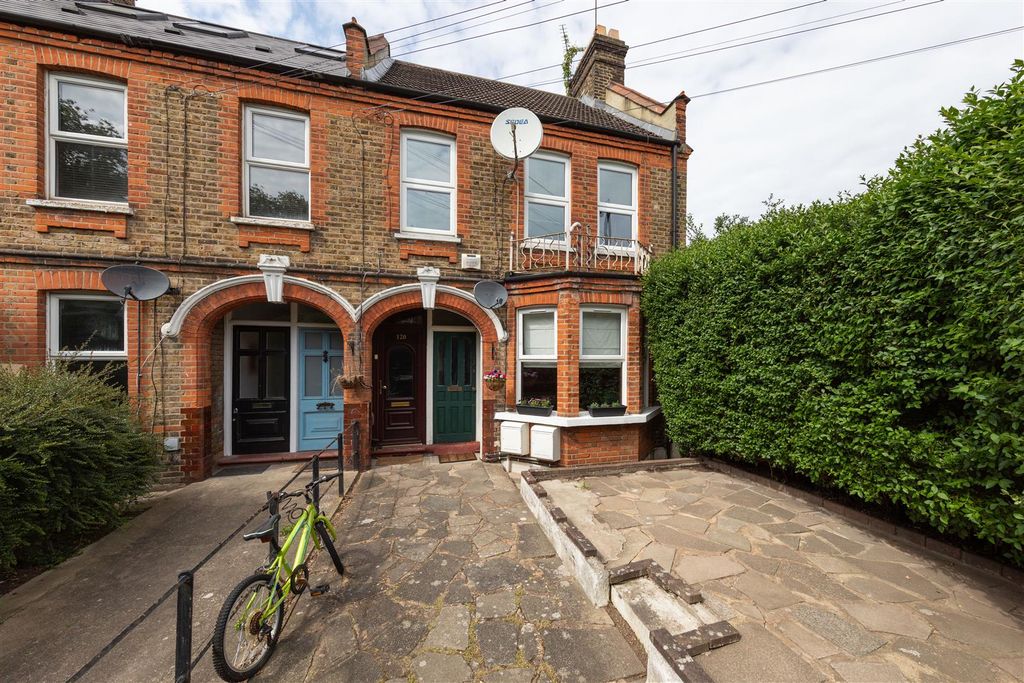 Property photo 1 of 35 Winns Avenue, E17