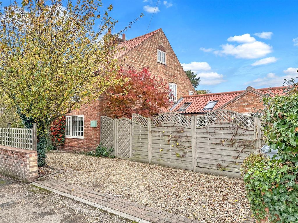 Property photo 1 of 24 Front Aspect & Driveway 980