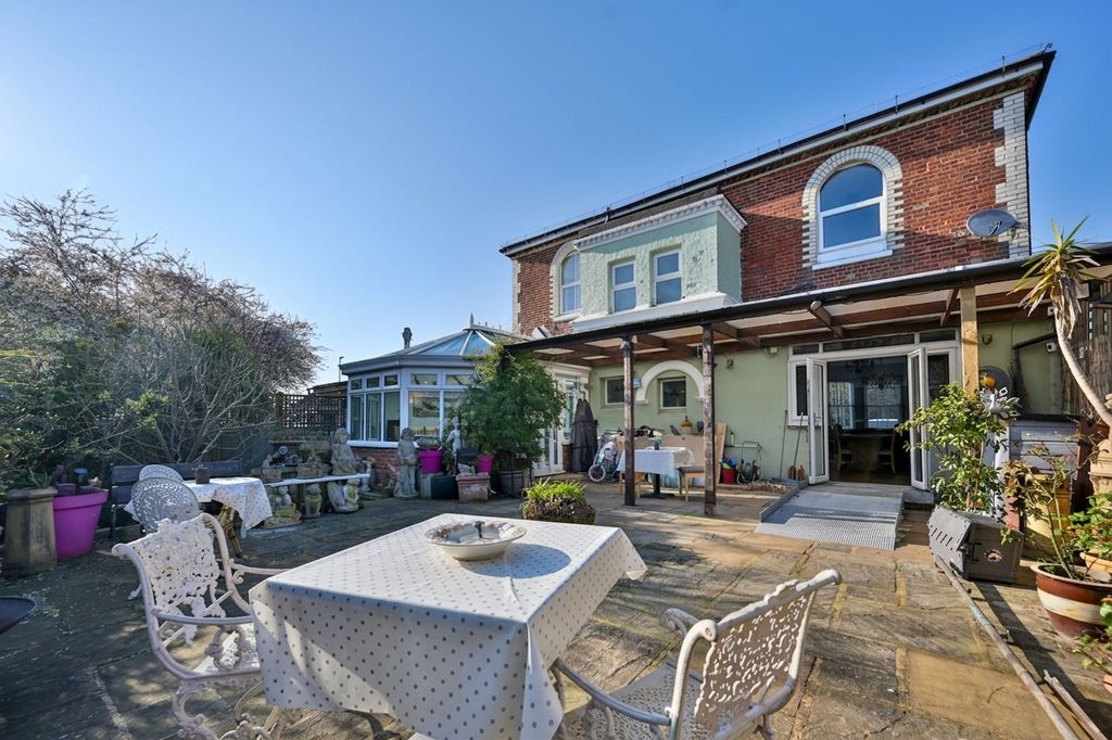 Property photo 3 of 28