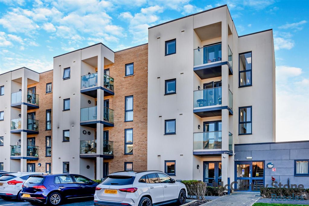 Property photo 1 of 30 8641255-Exterior02-800.Jpg