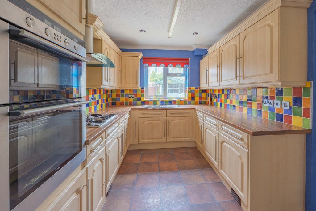 Property photo 2 of 20 Ewemove Taunton  Stembridge Way (8))