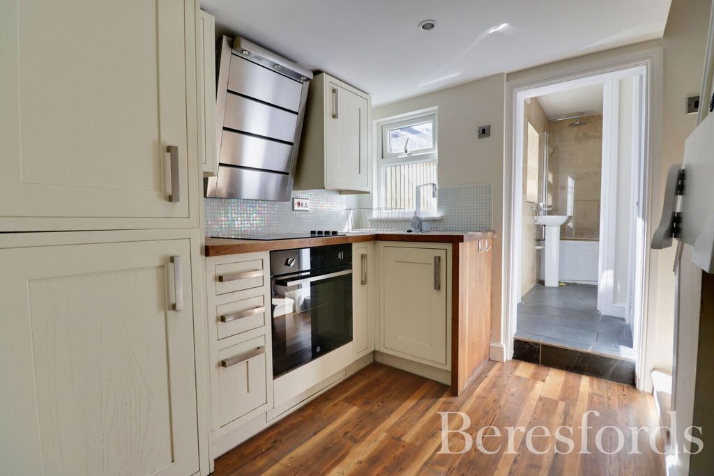 Property photo 3 of 7 Kitchen