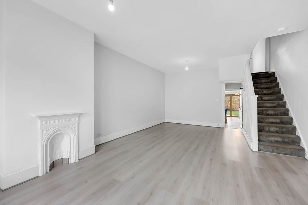 Property photo 2 of 32