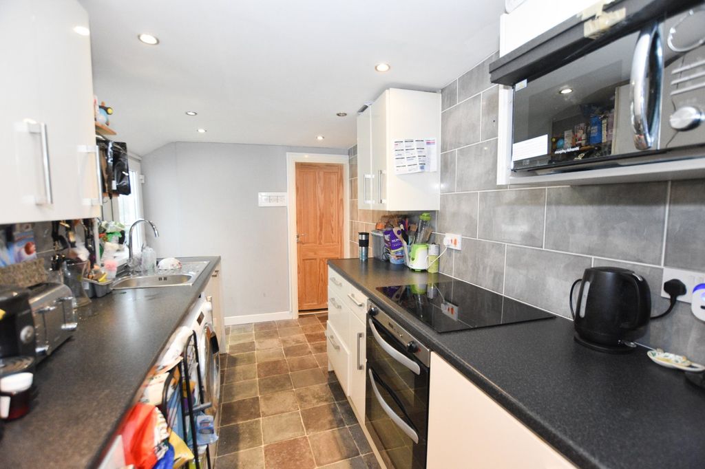 Property photo 3 of 10 Kitchen