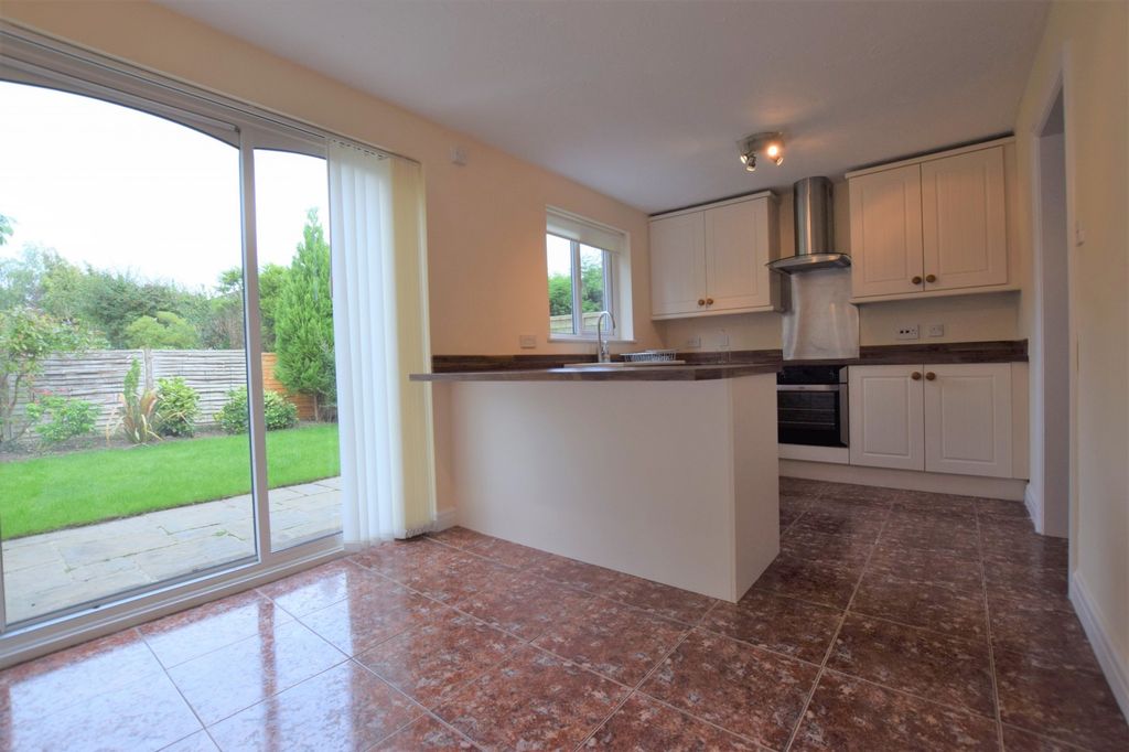 Property photo 3 of 11 Kitchen