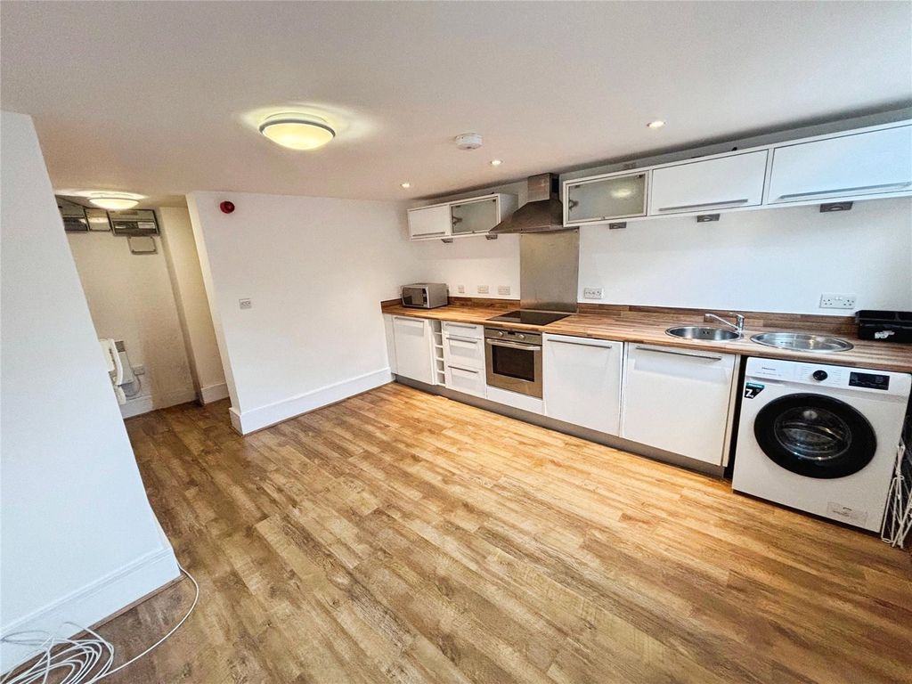 Property photo 2 of 7 Living/Kitchen