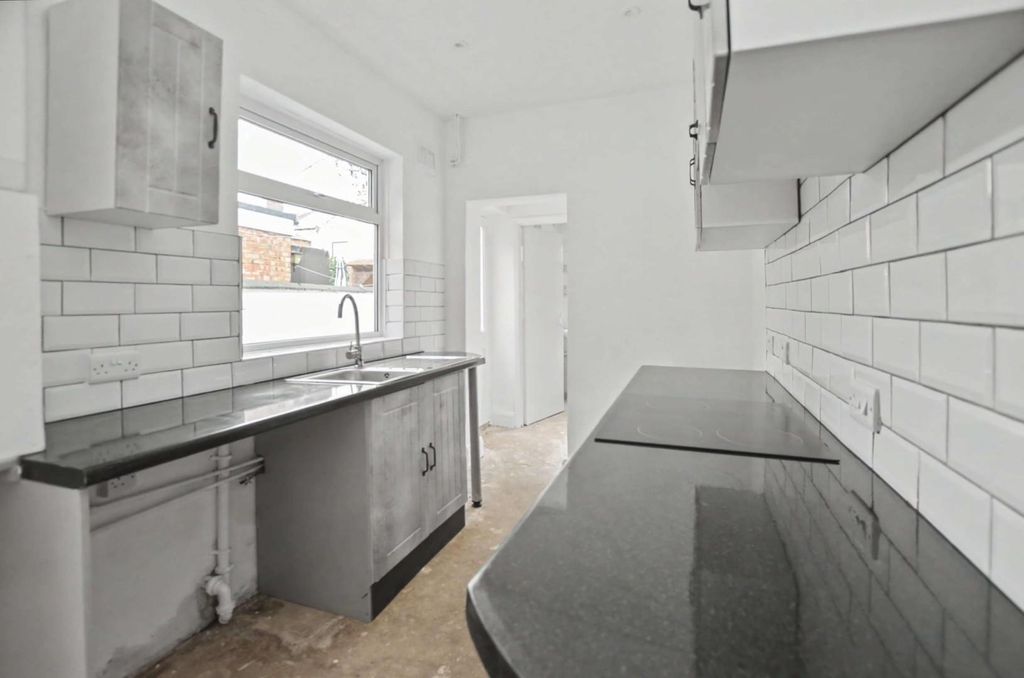 Property photo 3 of 14 Kitchen