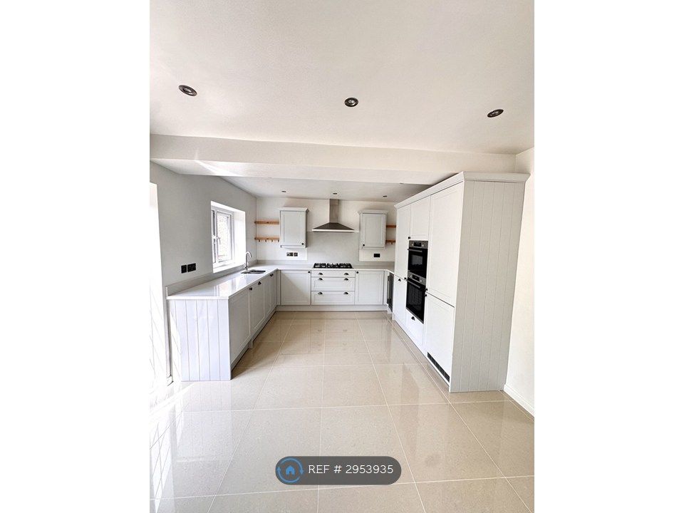 Property photo 3 of 16 Kitchen