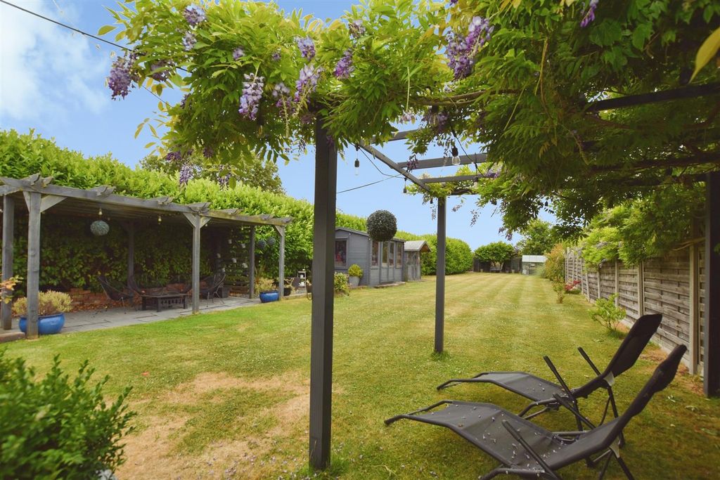 Property photo 3 of 25 Pergola
