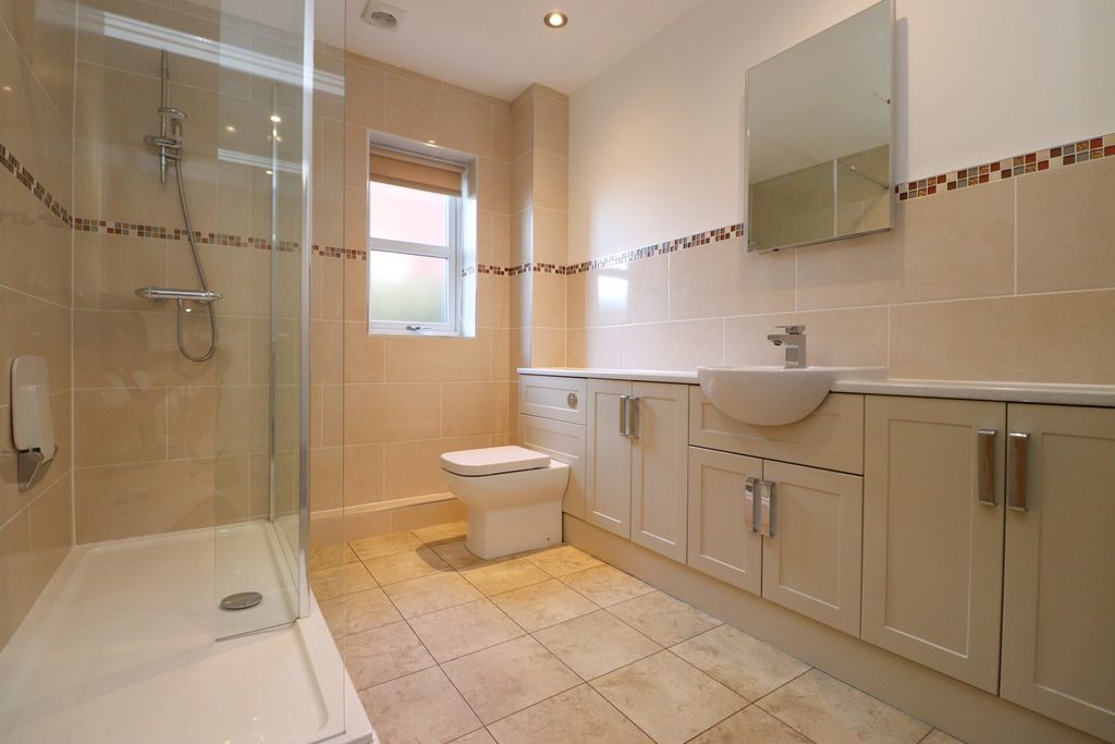 Property photo 3 of 19 Bathroom