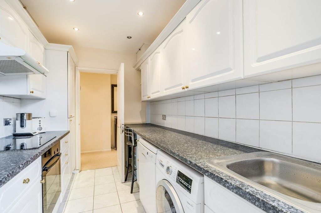 Property photo 3 of 10 Kitchen