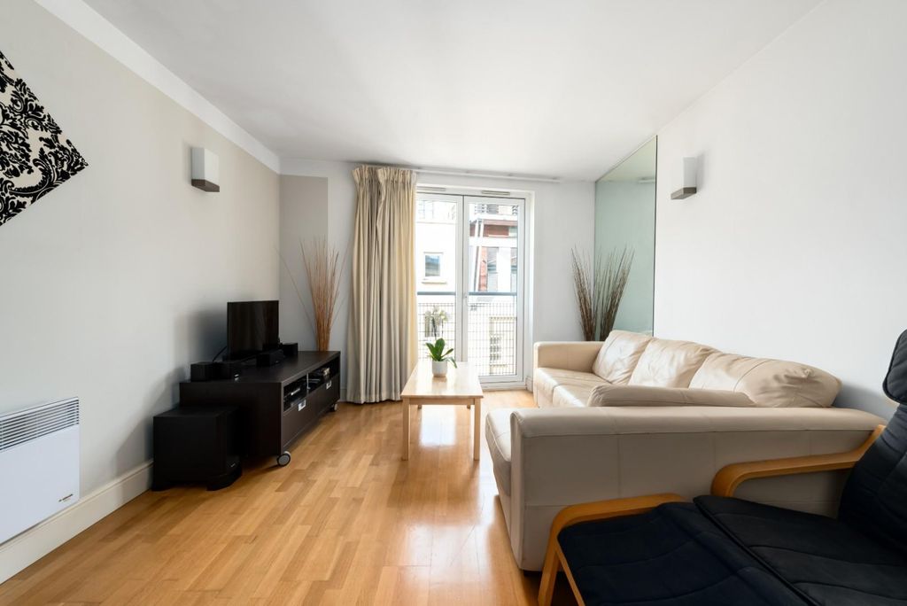 Property photo 1 of 8 Living.Jpg