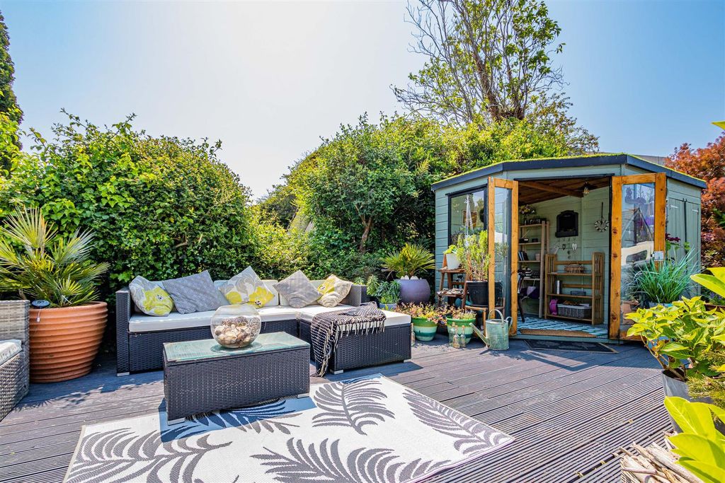 Property photo 2 of 22 Carisbrooke Way 15B (2 Of 5).Jpg