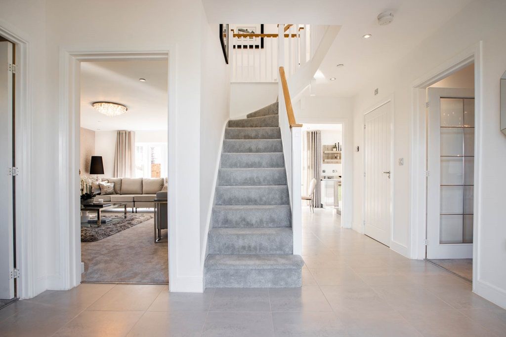 Property photo 3 of 13 Large Welcoming Hallway