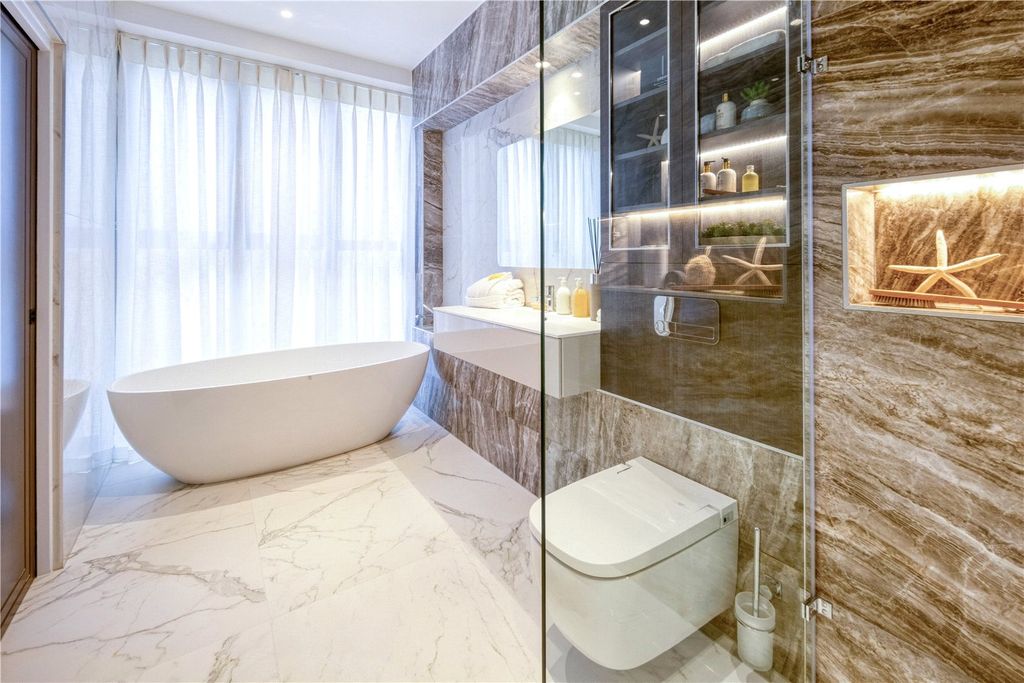 Property photo 3 of 11 En-Suite Bathroom