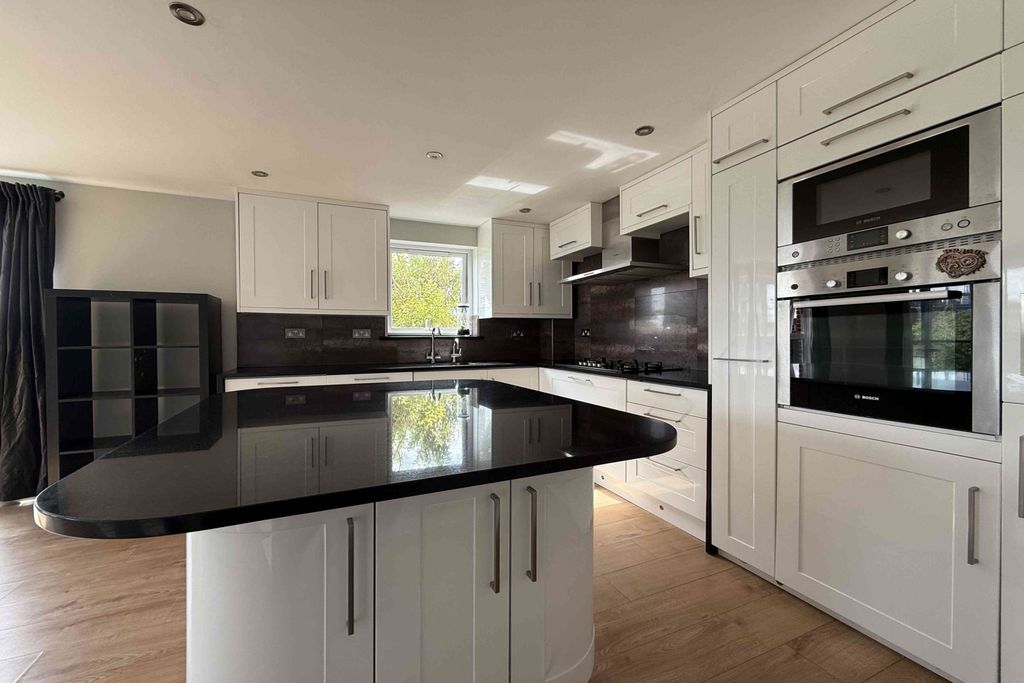 Property photo 2 of 10 Kitchen