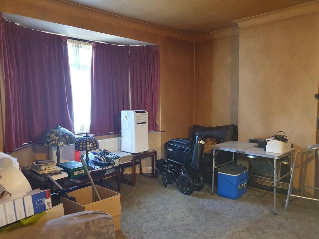 Property photo 3 of 6 Lounge