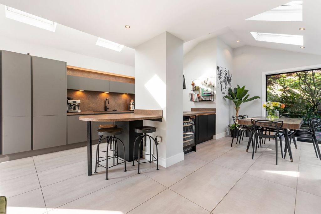 Property photo 2 of 36