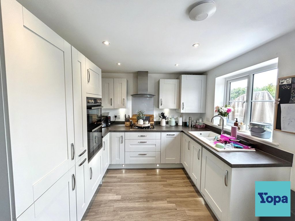Property photo 3 of 15 Kitchen