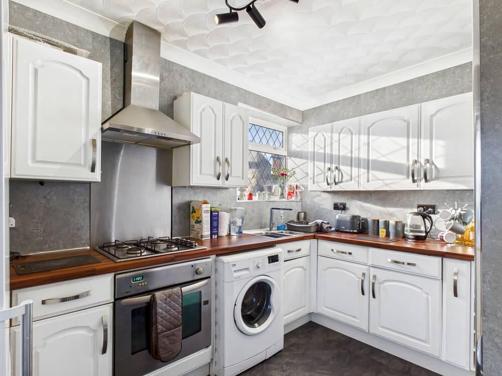 Property photo 3 of 10 Kitchen