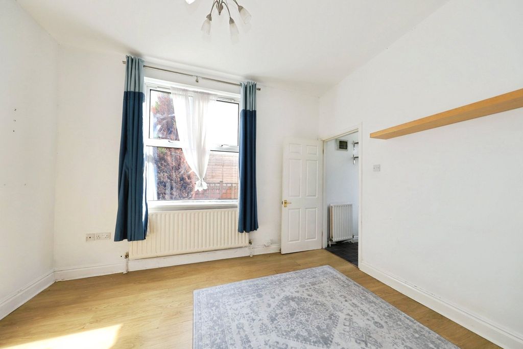 Property photo 3 of 9 Lounge