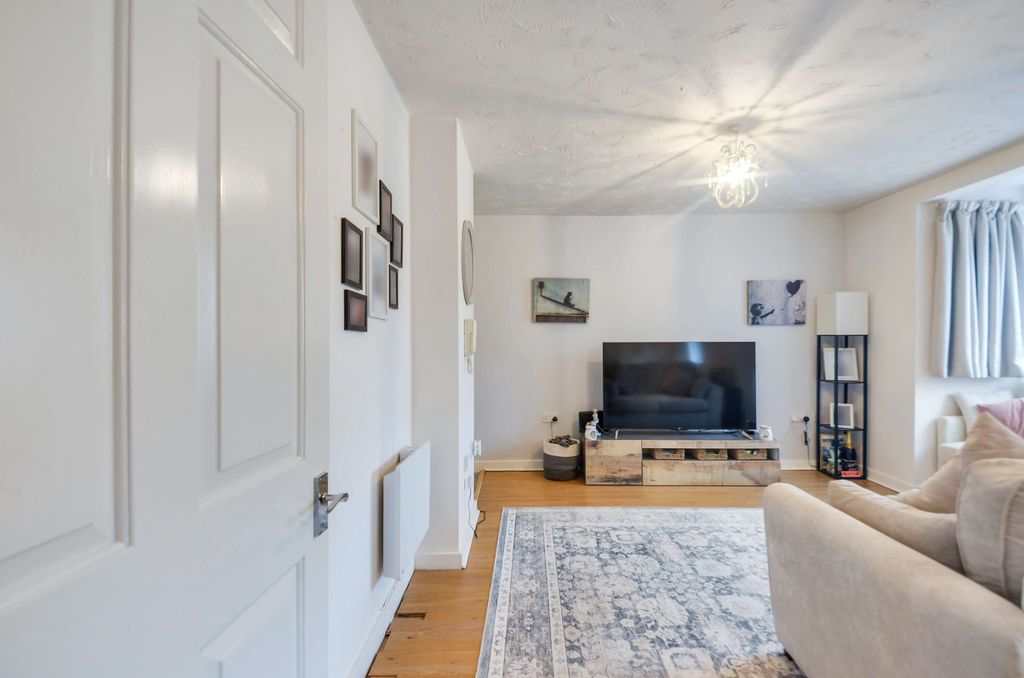 Property photo 3 of 19 Lounge (1).Jpg