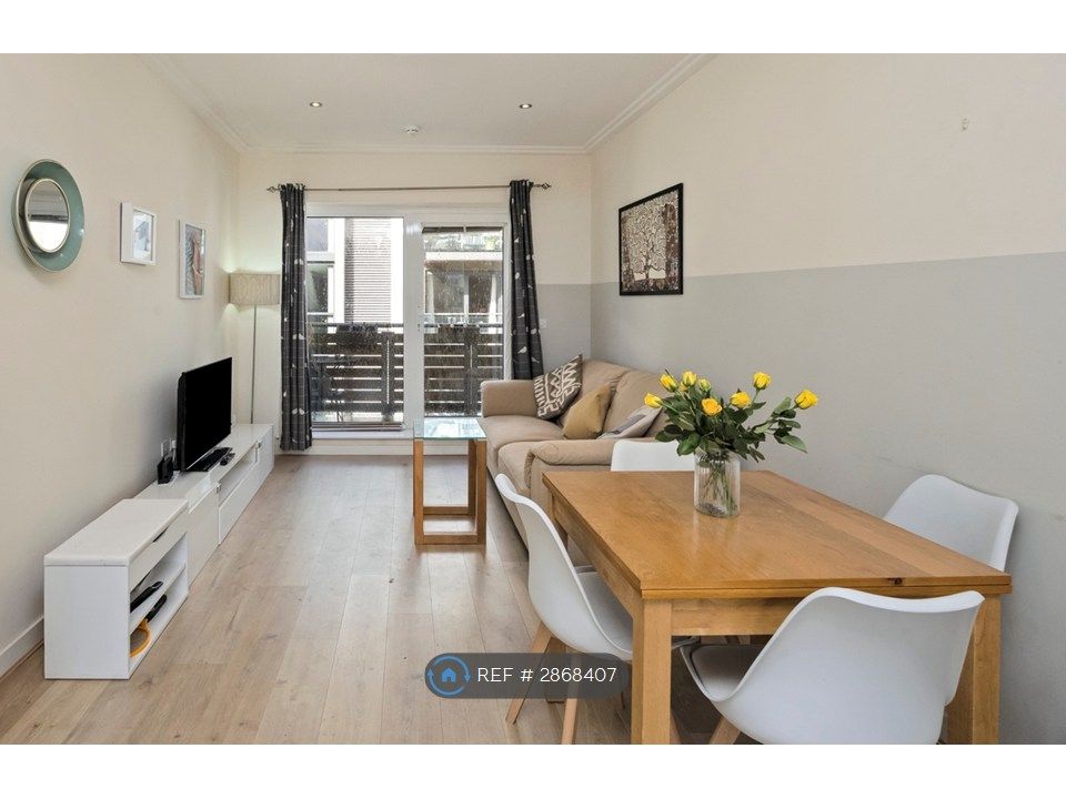 Property photo 1 of 7 Living Room / Dining Area