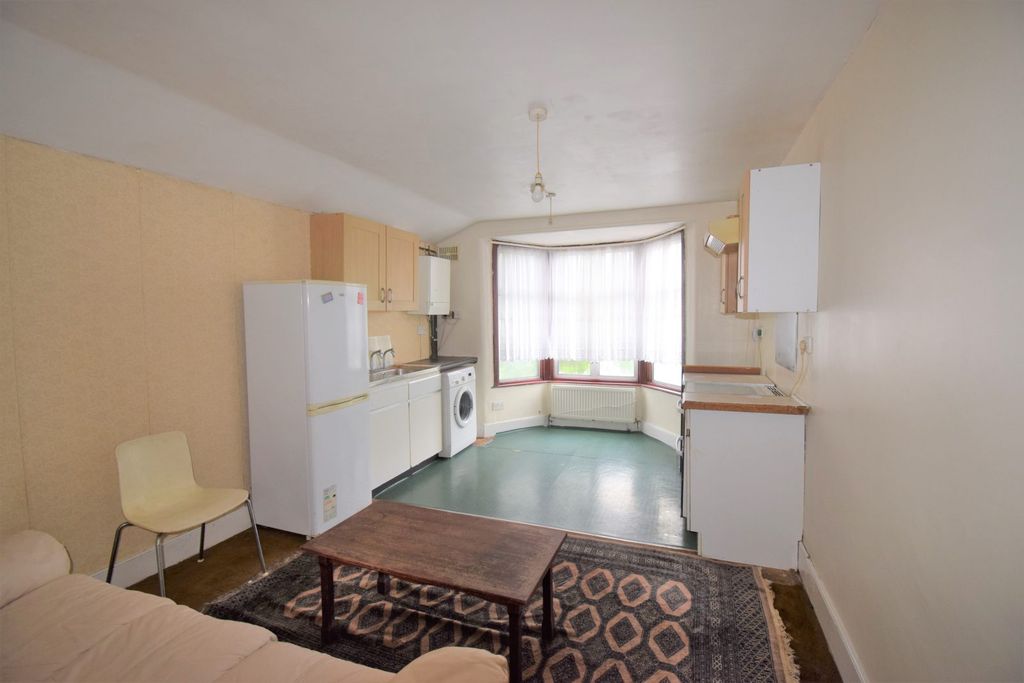 Property photo 1 of 7 Two Bedroom First Floor Flat Ideal For Working Couples- Â£1900 Pcm