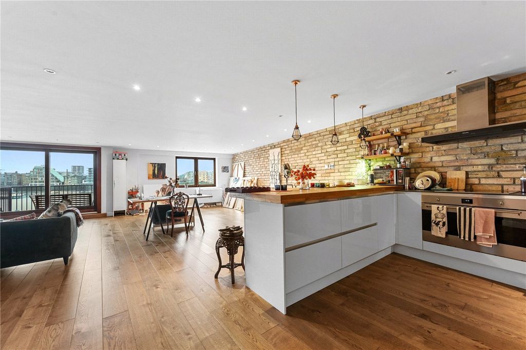 Property photo 1 of 20 Reception/Kitchen