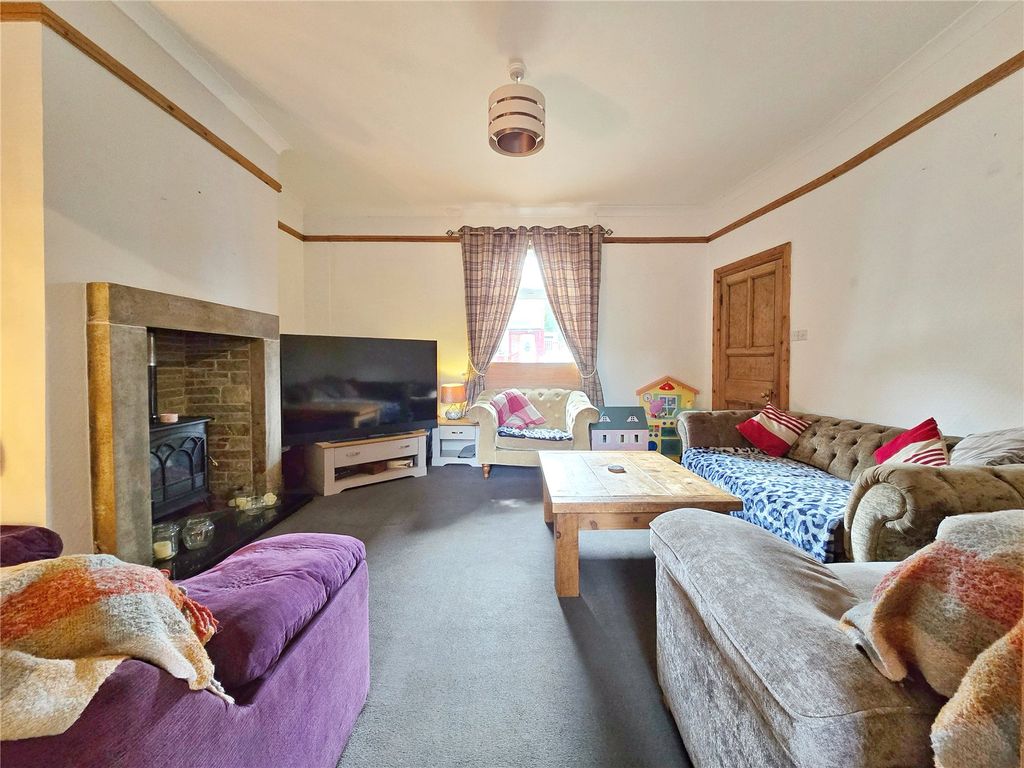 Property photo 3 of 17 Lounge