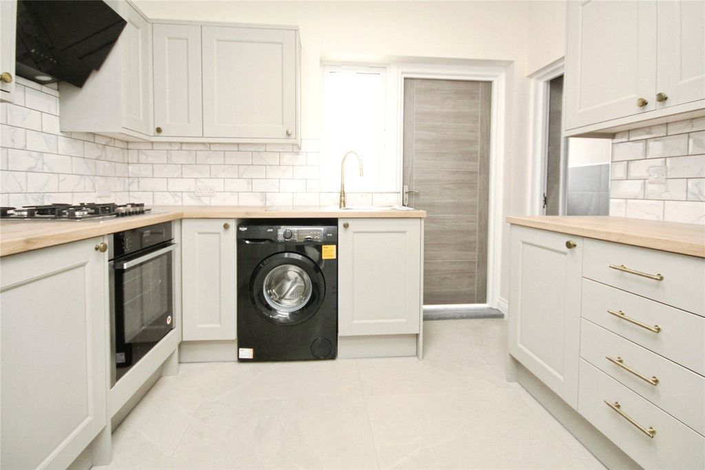 Property photo 2 of 8 Kitchen