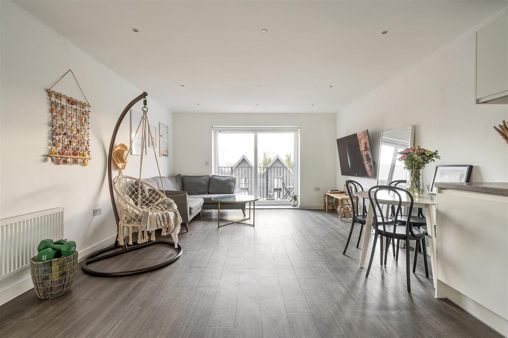 Property photo 3 of 18 Marina Court, En9