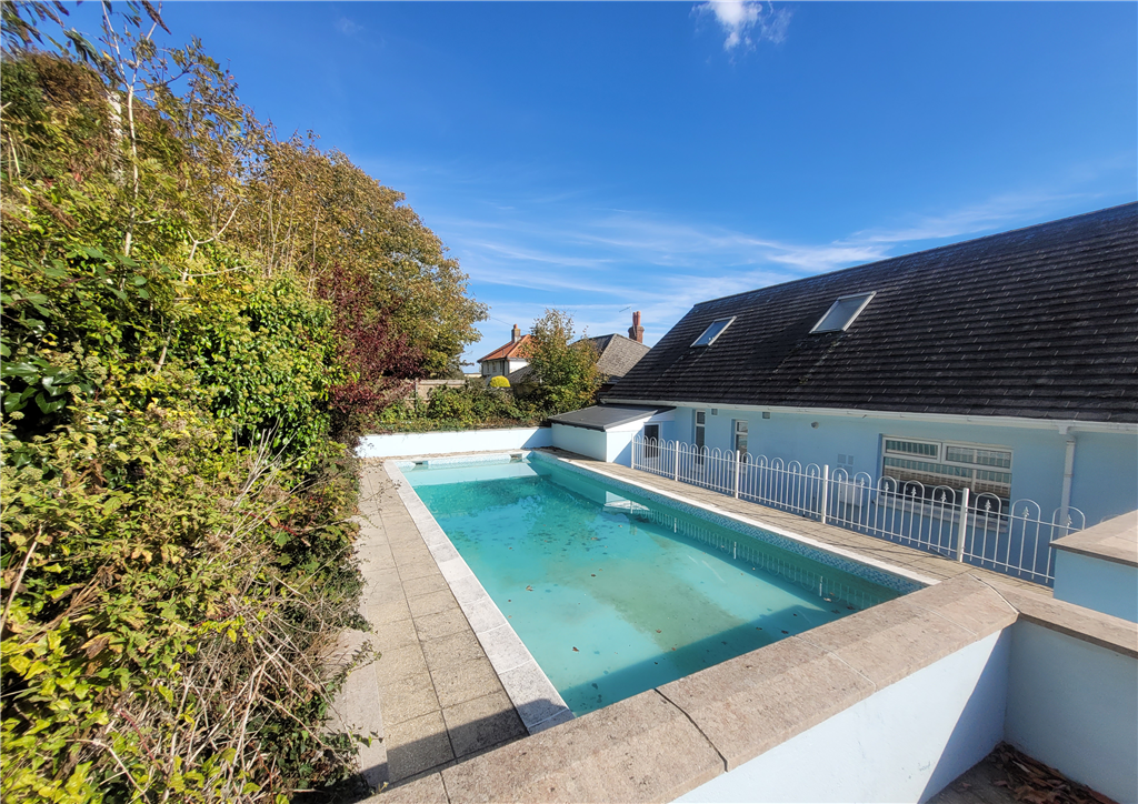 Property photo 3 of 18 Swimming Pool*