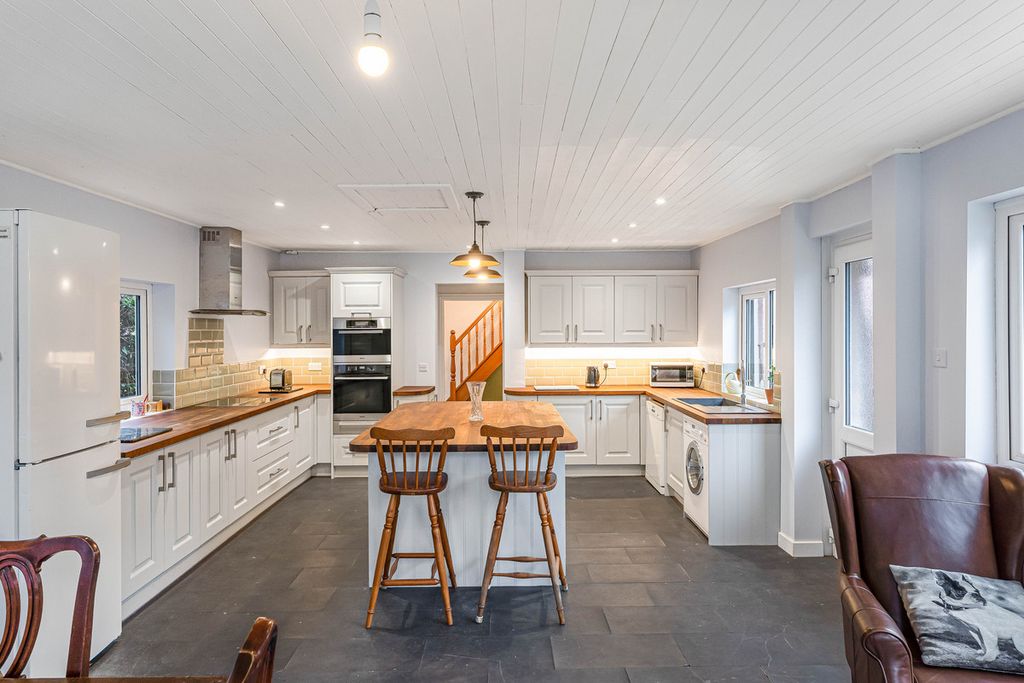 Property photo 2 of 27