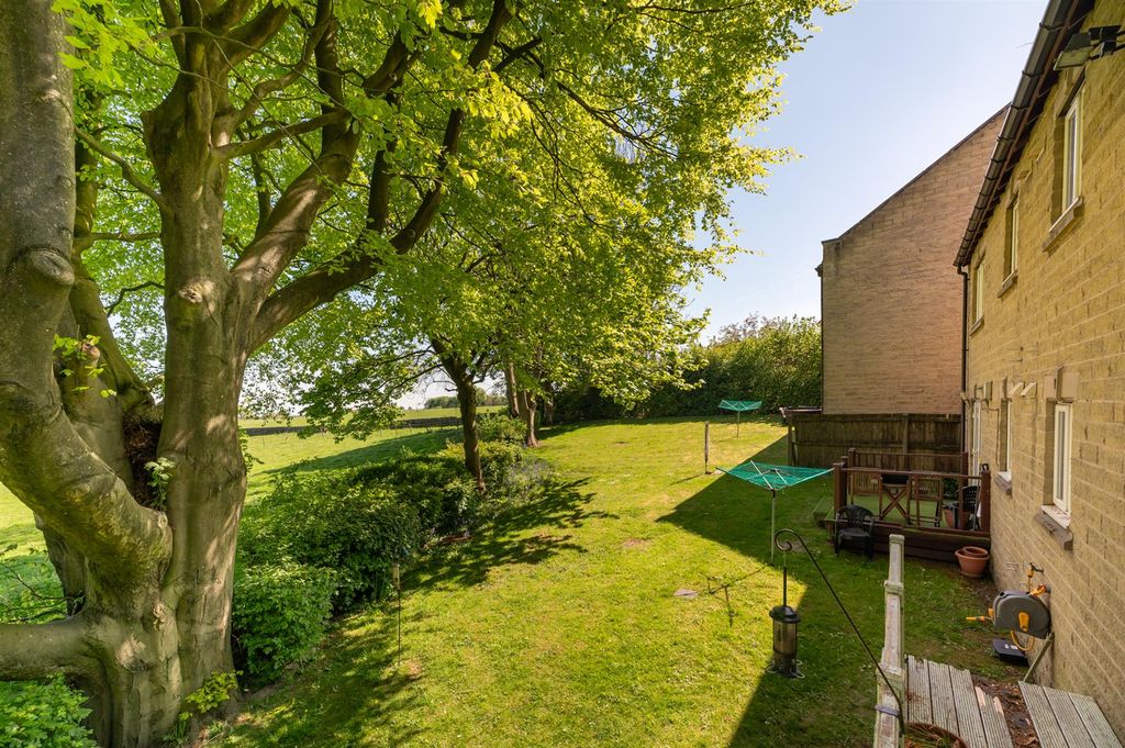 Property photo 2 of 23 Rear Gardens