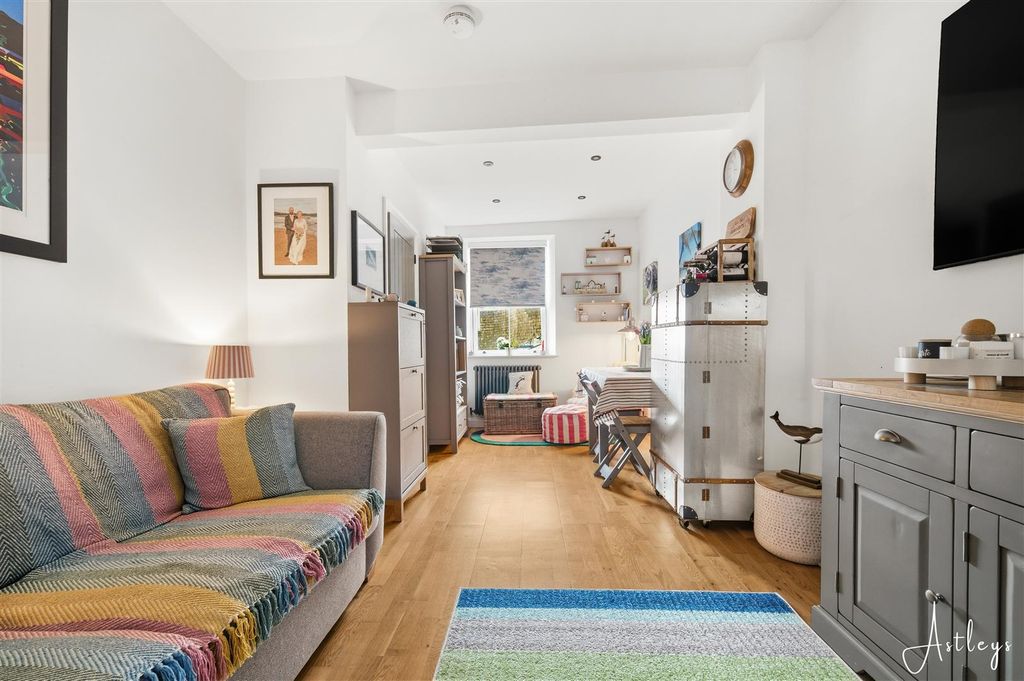 Property photo 2 of 18 Lounge