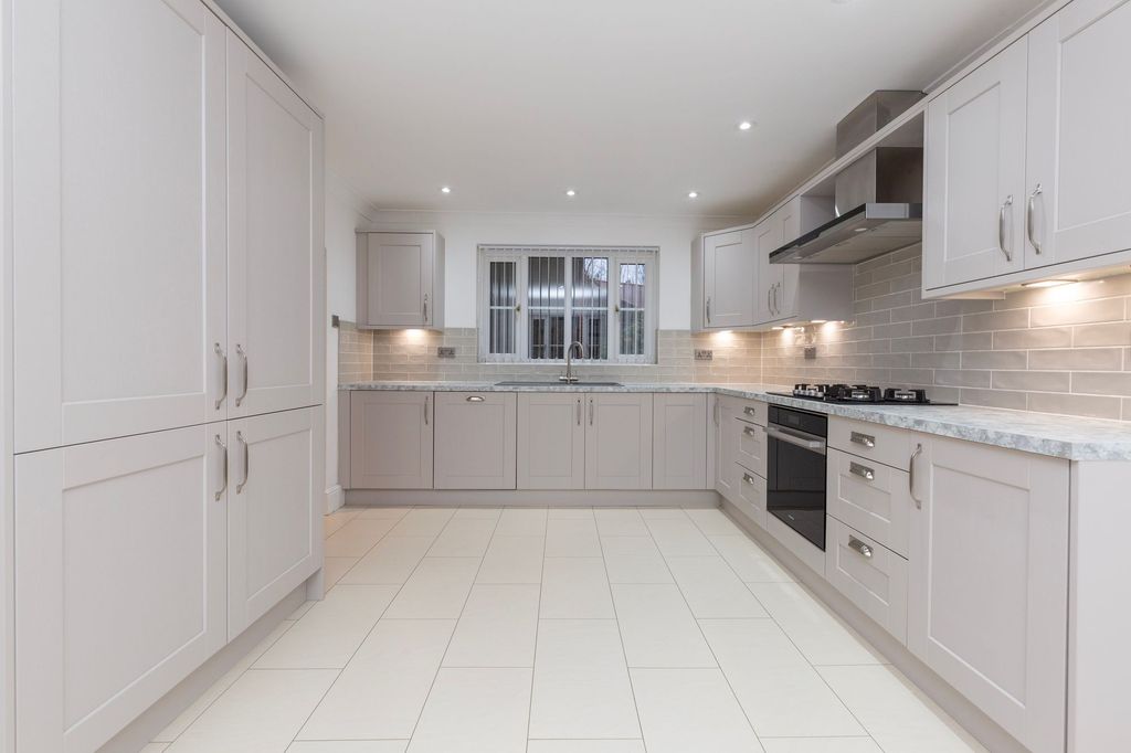 Property photo 2 of 23