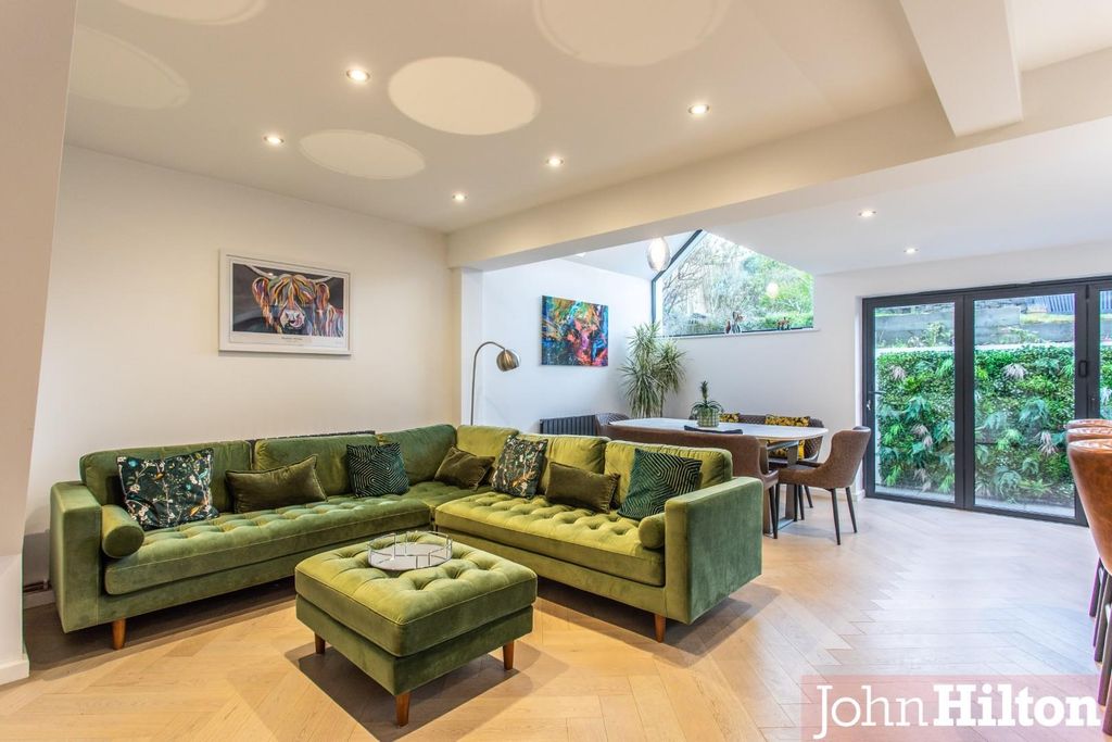 Property photo 2 of 29 Coombe Rise39.Jpg