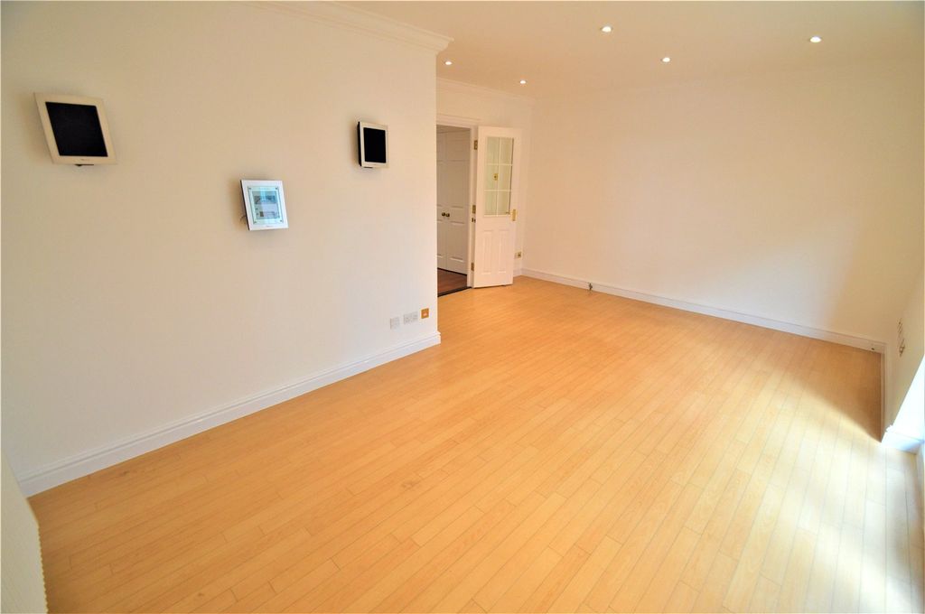 Property photo 2 of 10 Lounge