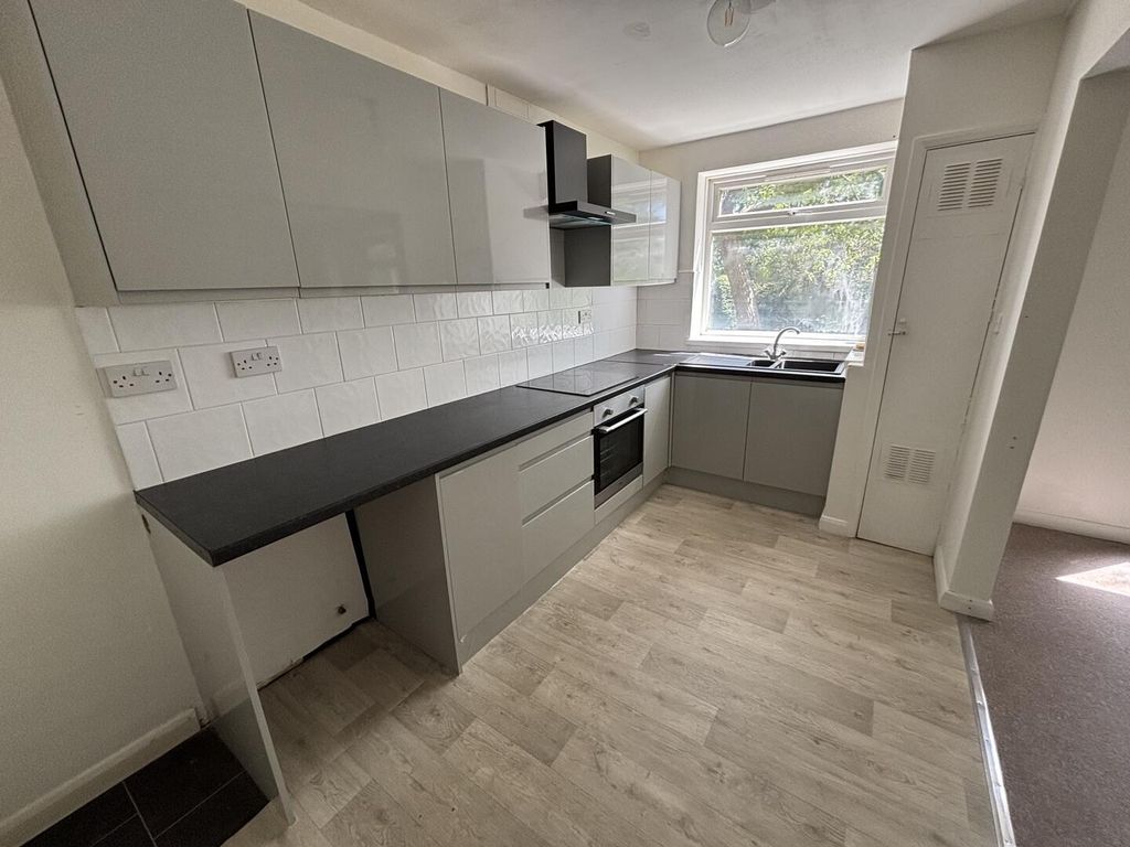 Property photo 2 of 6 Kitchen