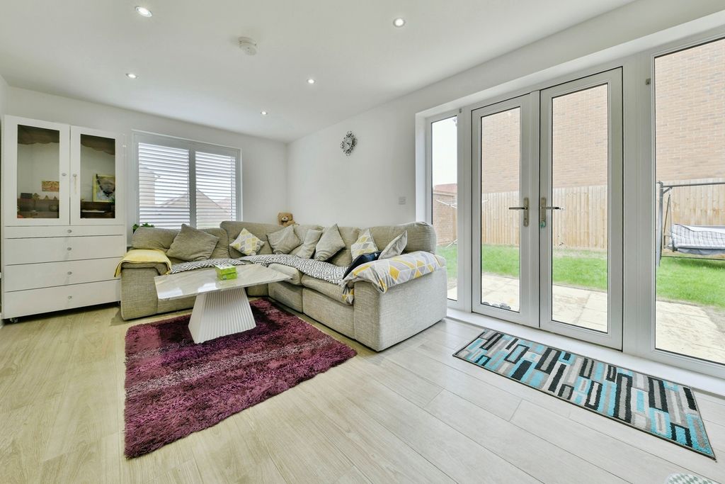 Property photo 3 of 17 Lounge