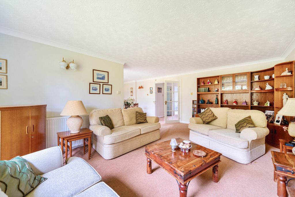 Property photo 2 of 18 Sitting Room