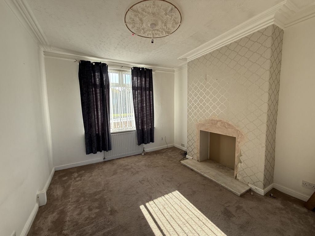 Property photo 3 of 11 Image00009