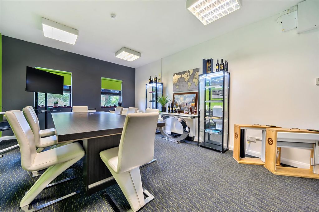 Property photo 3 of 27 Meeting Room