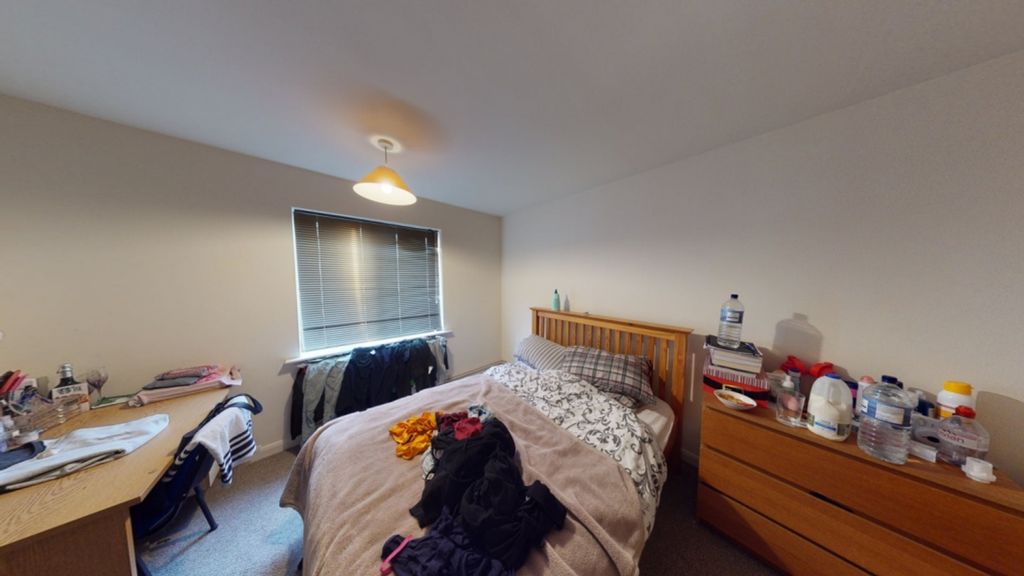 Property photo 3 of 5 A Spacious Double Bedroom With Ample Natural Light...